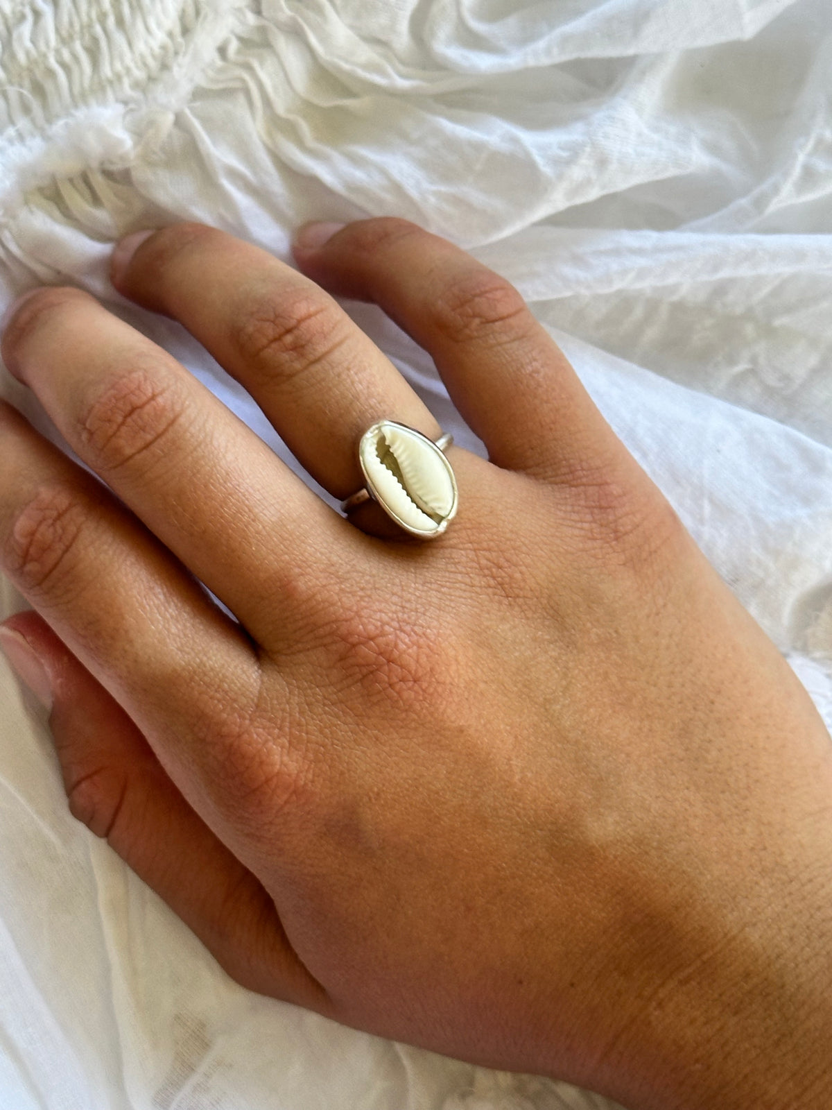 Simple Cowrie Ring SIZE: 6.5