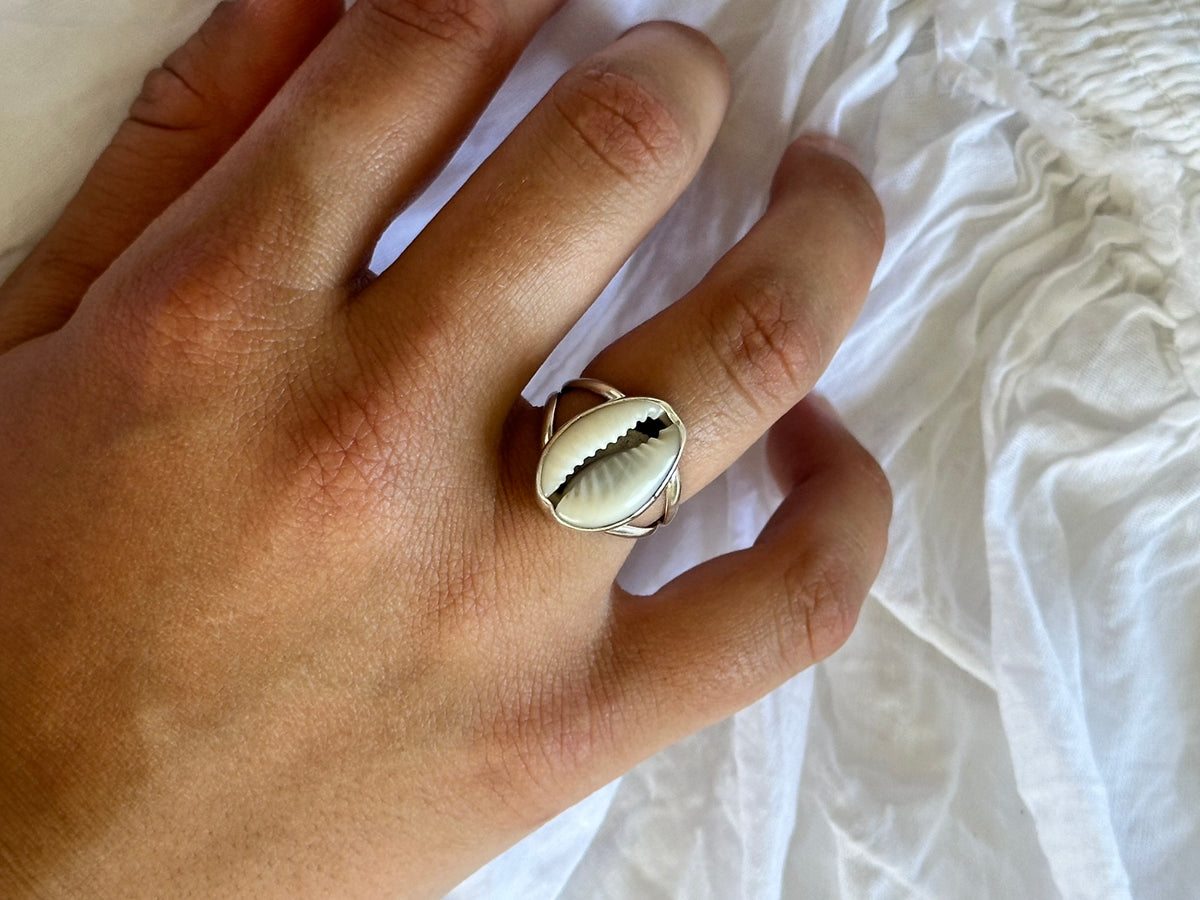 Double band cowrie shell ring SIZE: 6 3/4