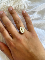 Simple Cowrie Ring SIZE: 6.5